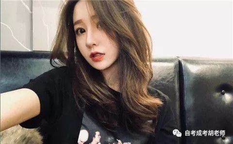 万人演唱会现场:顶流歌手嗨翻全场